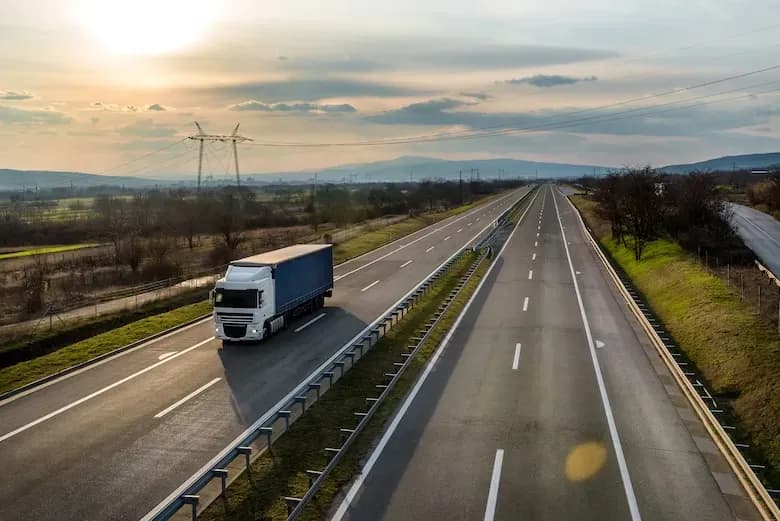 Jak opłaty drogowe wpływają na koszt transportu międzynarodowego?
